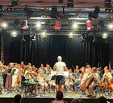 Streicherabschlusskonzert auf der Bühne